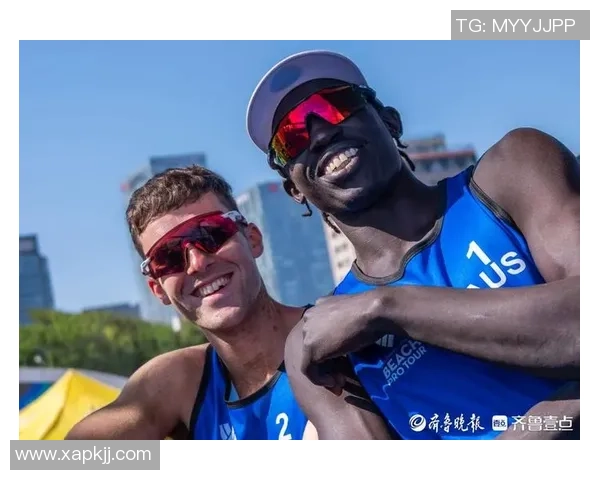 阳光灿烂的足球明星们用笑容传递快乐与激情